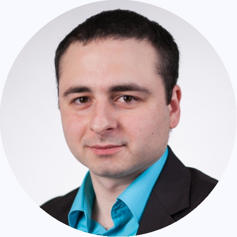 Auf dem Bild ist Leonard Nass zu sehen. Es ist Gründer, Geschäftsführer und Testingenieur bei der aitimatic GmbH
